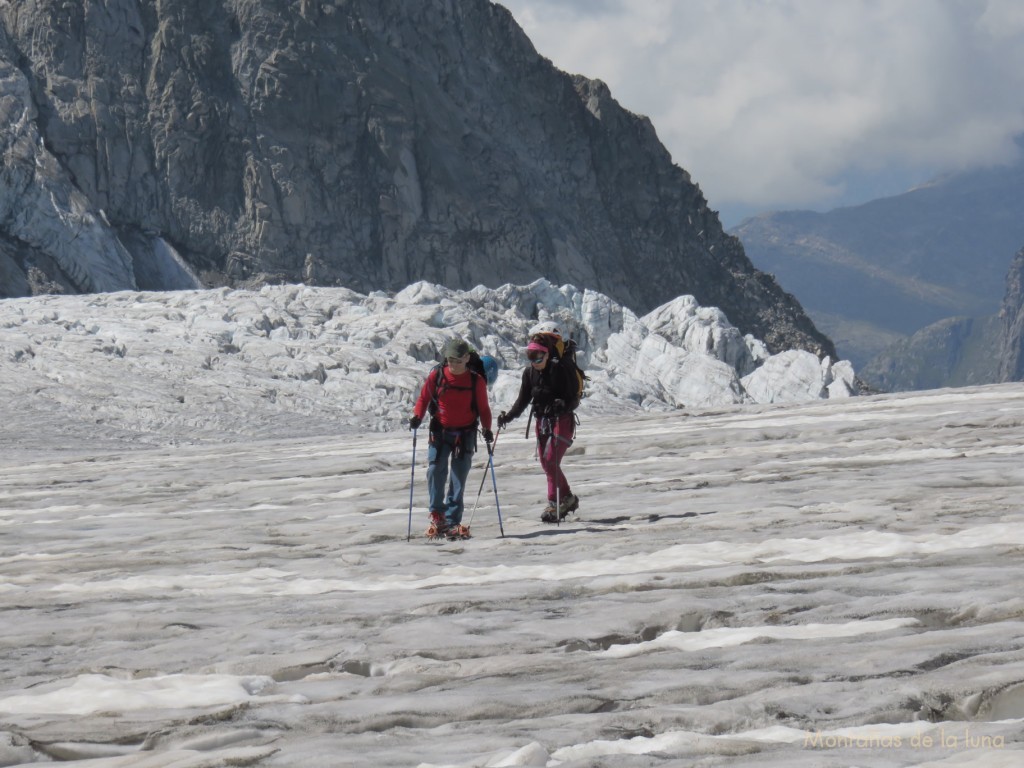Luis y Olga entre el Glaciar Galmi y el Studer